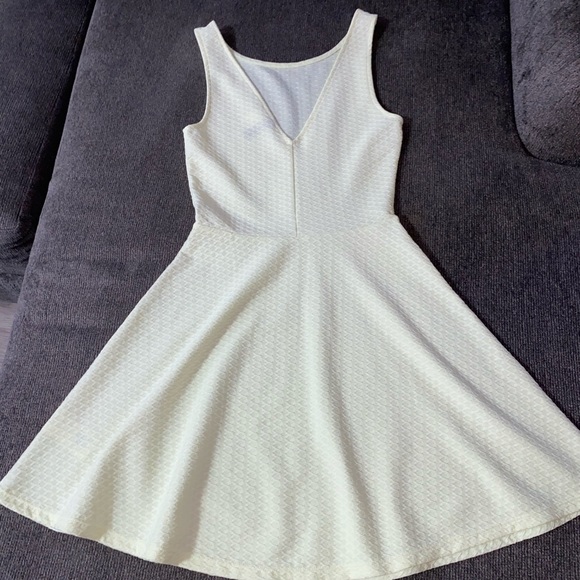 Pastel yellow mini dress with flare v cut back - Picture 4 of 5